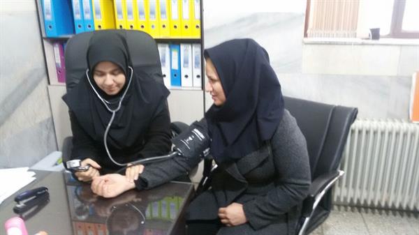 کنترل فشار خون پرسنل مرکز بهداشت به مناسبت هفته بسیج ملی تغدیه