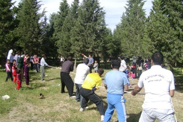 مسابقه طناب کشی به مناسبت هفته سلامت در گیلانغرب