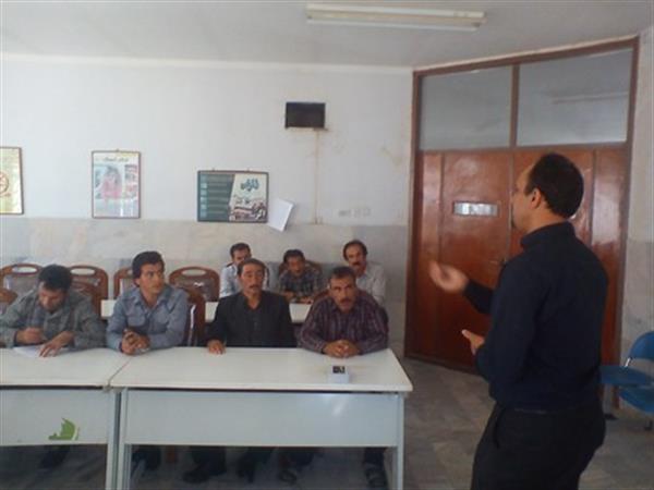 برگزاری کلاس آموزشی برای آبداران سطح شهرستان گیلانغرب توسط واحد سلامت محیط