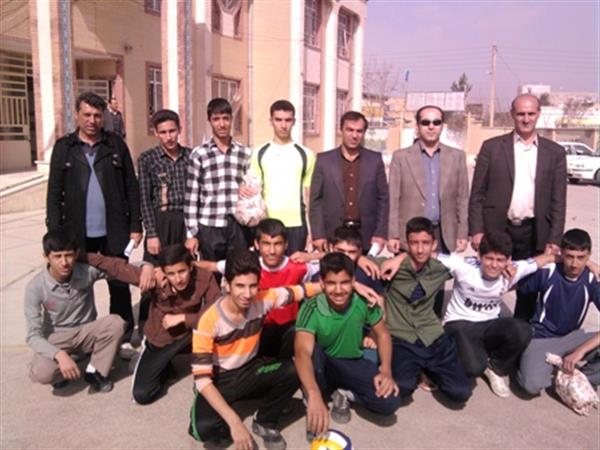 برگزاری مسابقه دو در بین پسران دبیرستان امام جعفرصادق به مناسبت هفته ملی سلامت مردان ایرانی در گیلانغرب