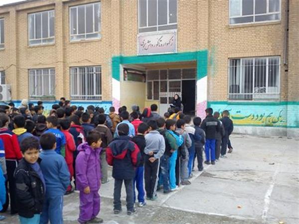 برگزاری کلاس های آموزشی به مناسبت هفته هوای پاک در مدارس ابتدایی شهرستان گیلانغرب
