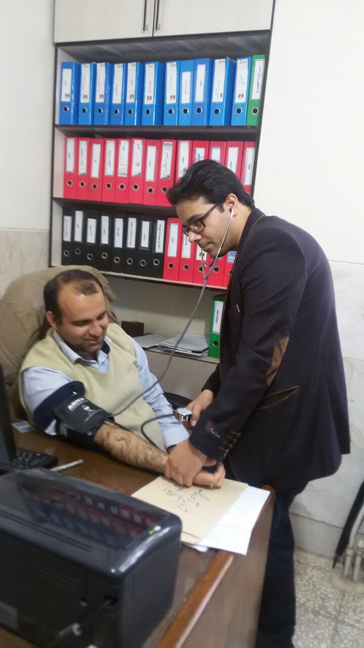 کنترل فشار خون پرسنل مرکز بهداشت